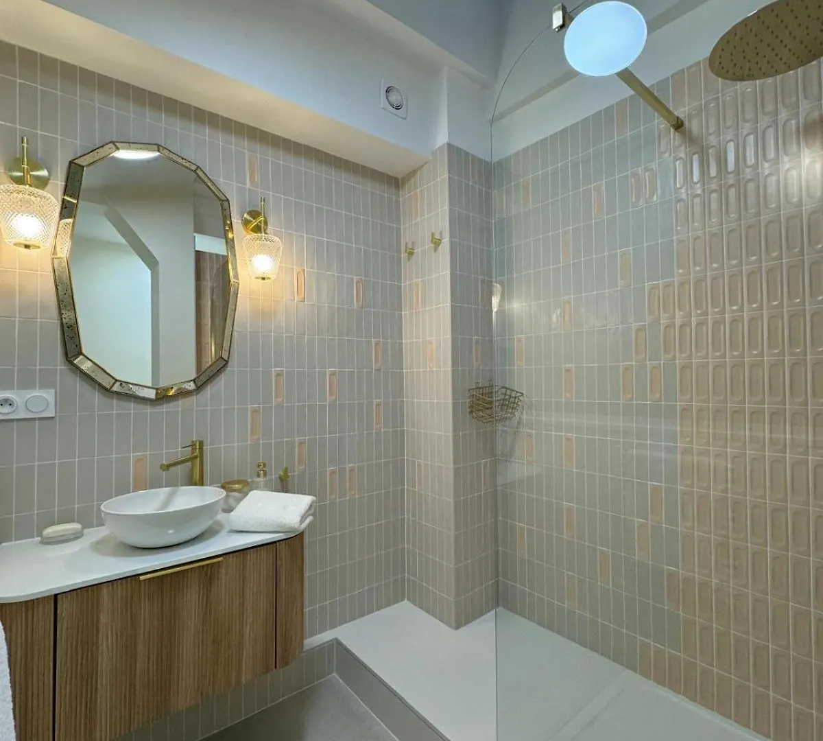 Paris Saint Germain Amazing Odeon Apartment 0*,  France